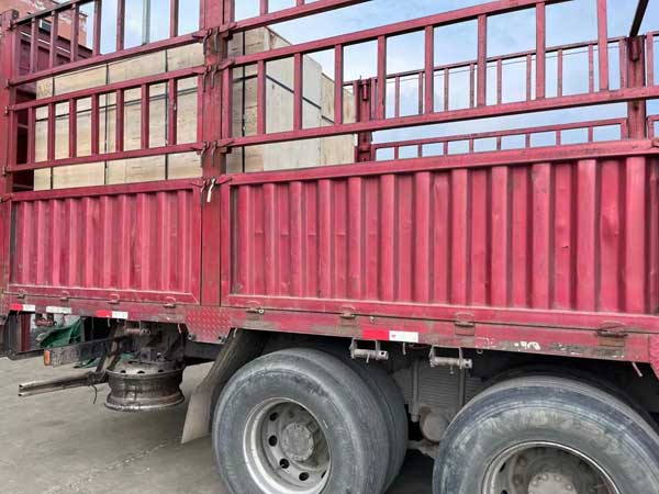 兩臺(tái)120型榨油機(jī)發(fā)往港口出口國(guó)外    